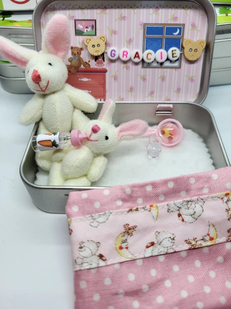 💎 50% OFF! 💎 Bunny Mummy & Baby Plush Pocket Tin – Handmade Easter Collectible with Cozy Blanket (Pink/Blue Ears) 🐇🎁