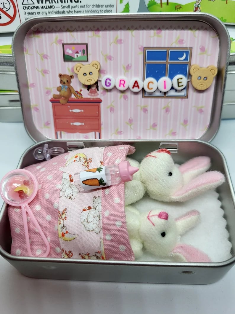 💎 50% OFF! 💎 Bunny Mummy & Baby Plush Pocket Tin – Handmade Easter Collectible with Cozy Blanket (Pink/Blue Ears) 🐇🎁