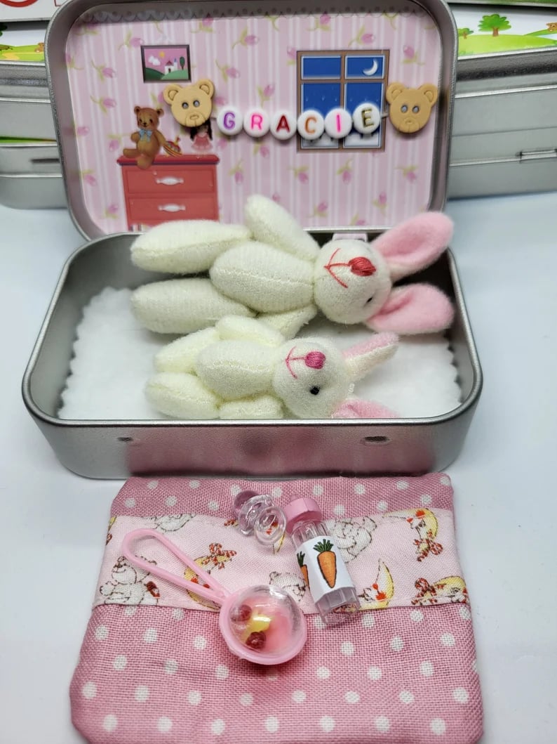 💎 50% OFF! 💎 Bunny Mummy & Baby Plush Pocket Tin – Handmade Easter Collectible with Cozy Blanket (Pink/Blue Ears) 🐇🎁